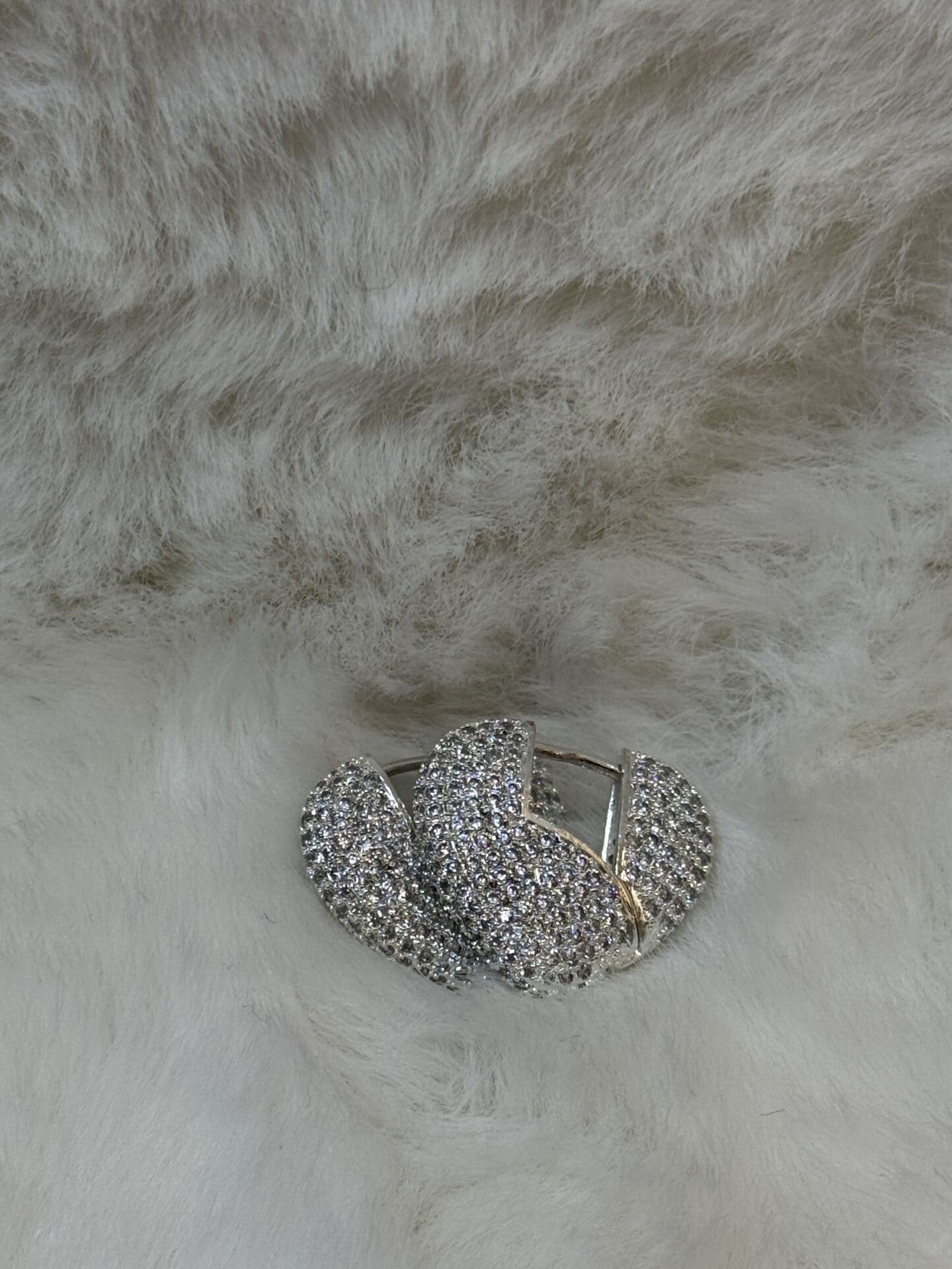 Gümüş rengi küpe